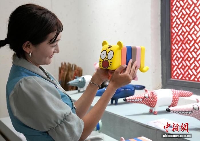 Hợp tác doanh nghiệp – trường học thúc đẩy thanh niên Tây Tạng sáng tạo nghệ thuật gốm sứ Tây Tạng