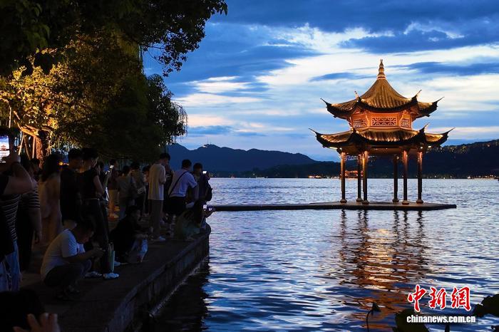 Phong cảnh mùa hè ở Tây Hồ, Hàng Châu thu hút khách du lịch đến check-in