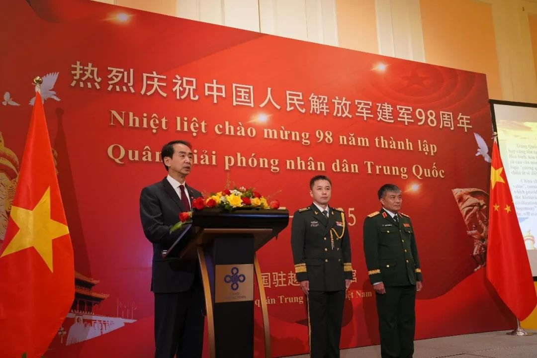 Đại sứ Hà Vĩ (thứ nhất từ trái sang) phát biểu tại sự kiện. Ảnh do Đại sứ quán Trung Quốc tại Việt Nam cung cấp