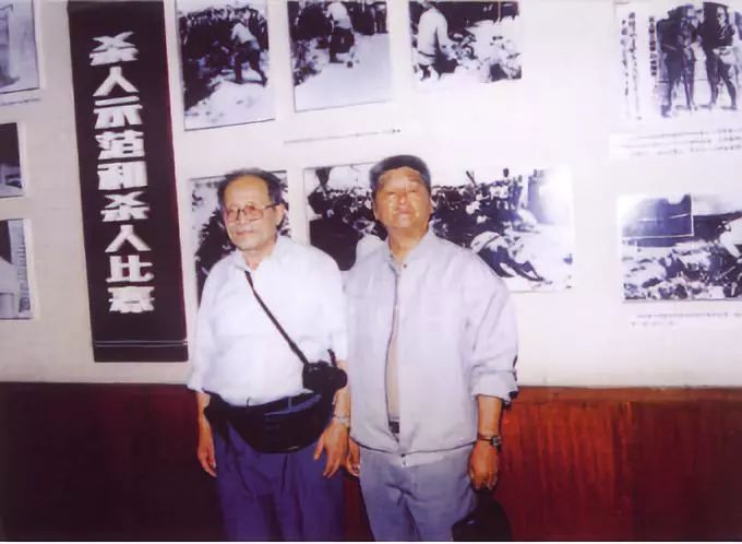 Những năm 1990, La Cẩn (bên trái) và Ngô Huyền (bên phải) gặp lại tại Nam Kinh. (Ảnh: Tân Hoa xã)