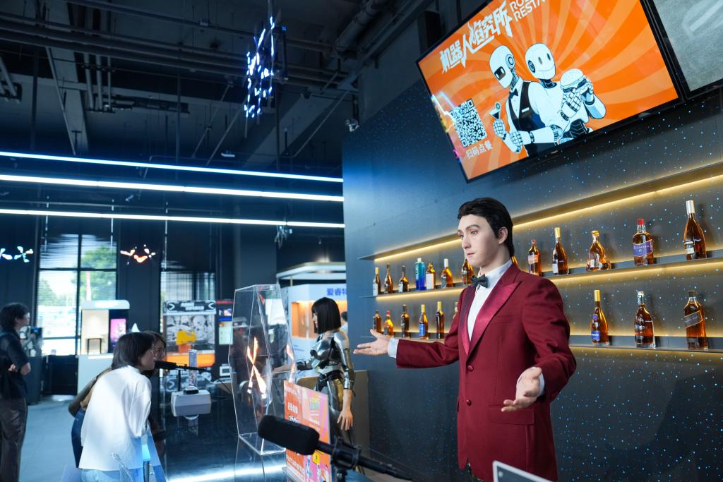Robot pha chế hình người “Hill” và “Tiểu Thất” tiếp đón khách. Ảnh: Cúc Hoán Tông – phóng viên Tân Hoa xã