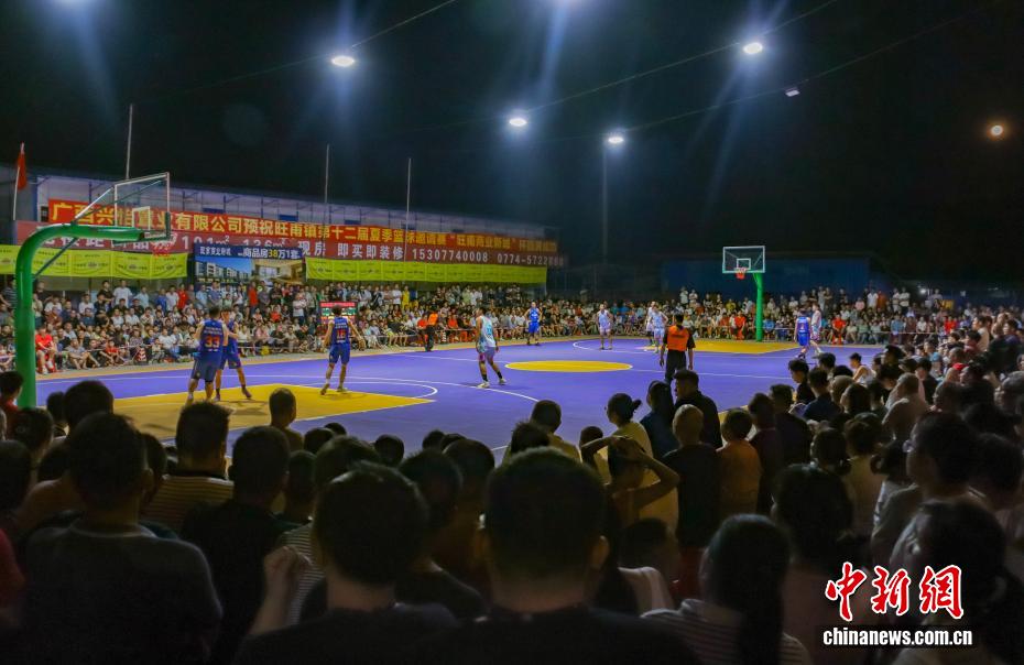 Thương Ngô, Quảng Tây: “Giải bóng rổ làng” khởi tranh sôi động thu hút đông đảo khách du lịch