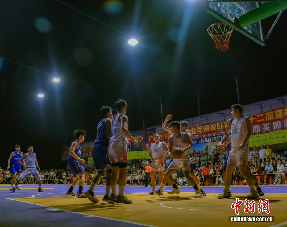 Thương Ngô, Quảng Tây: “Giải bóng rổ làng” khởi tranh sôi động thu hút đông đảo khách du lịch