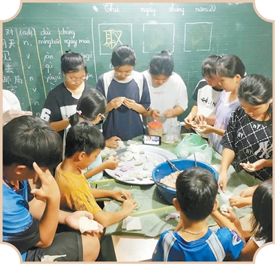 Trong lớp học tiếng Trung của Bế Thị Ánh, các bạn học sinh Việt Nam học cách gói sủi cảo. Ảnh: Bế Thị Ánh.