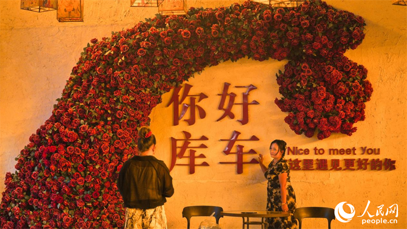 Khách du lịch chụp ảnh lưu niệm tại một ngõ phố ở cổ thành Khố Xa, Tân Cương, Trung Quốc. Ảnh: Lý Hân Dương - Nhân Dân nhật báo điện tử
