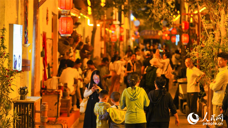 Khung cảnh đông đúc nhộn nhịp trong ngõ phố ở cổ thành Khố Xa, Tân Cương, Trung Quốc. Ảnh: Đường Tống - Phóng viên Nhân Dân nhật báo điện tử
