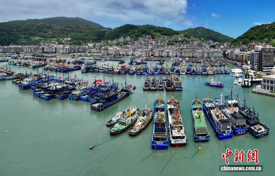 Bão “Dương Liễu” áp sát, tàu cá Liên Giang (Phúc Kiến) trở về cảng tránh bão