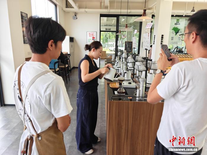 Đến Phổ Nhĩ uống cà phê, cảm nhận nhịp sống chậm rãi của Vân Nam