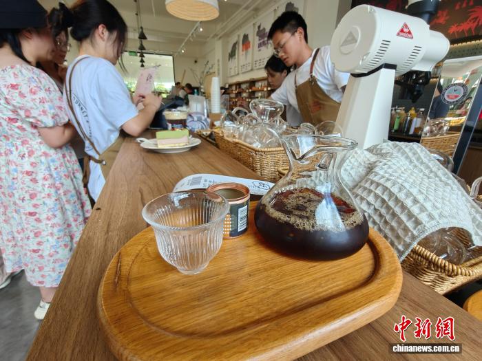 Đến Phổ Nhĩ uống cà phê, cảm nhận nhịp sống chậm rãi của Vân Nam