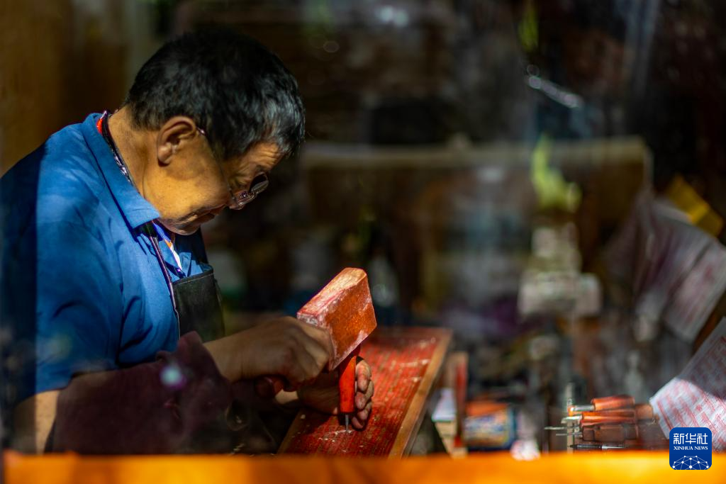 Đây là một nghệ nhân kế thừa kỹ nghệ điêu khắc và tu bổ truyền thống Tây Tạng.