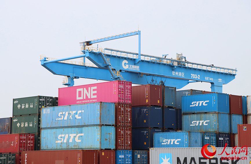 Thiết bị bốc dỡ tự động đang xếp dỡ container. Ảnh: Phó Hoa Chu - Nhân Dân nhật báo điện tử