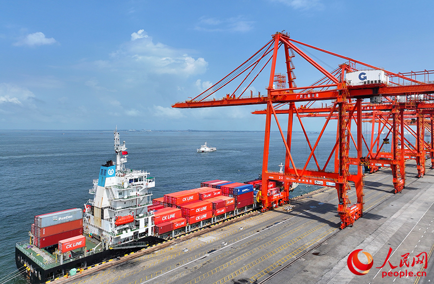 Một tàu hàng vừa cập cảng chờ dỡ hàng. Ảnh: Phó Hoa Chu - Nhân Dân nhật báo điện tử