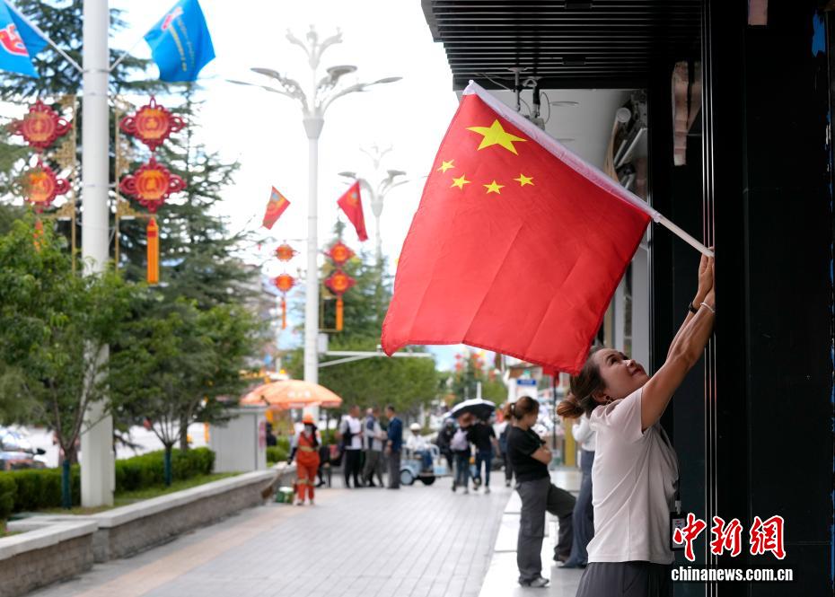 Các cửa hàng trên đường Bắc Kinh Trung ở Lhasa treo quốc kỳ Trung Quốc.Ảnh: Lý Lâm - Phóng viên Chinanews