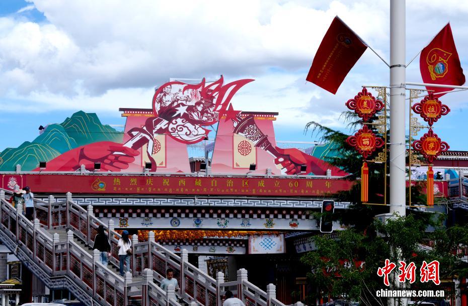 Không khí sôi động tại thành phố Lhasa (Trung Quốc) trước thềm lễ kỷ niệm 60 năm thành lập Khu tự trị Tây Tạng