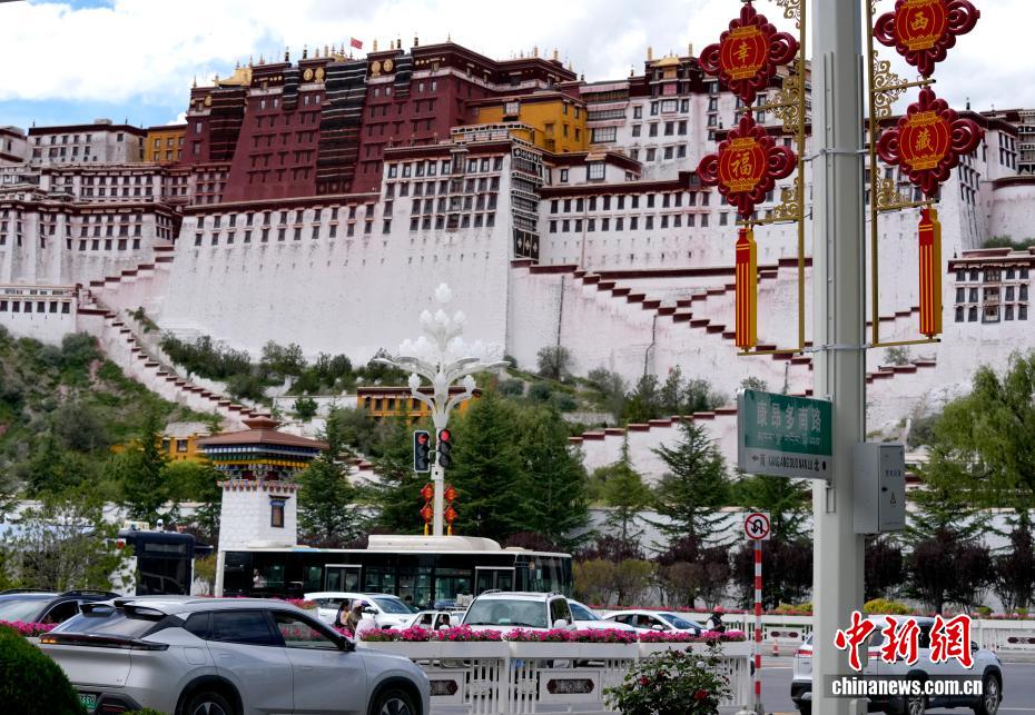 Không khí sôi động tại thành phố Lhasa (Trung Quốc) trước thềm lễ kỷ niệm 60 năm thành lập Khu tự trị Tây Tạng