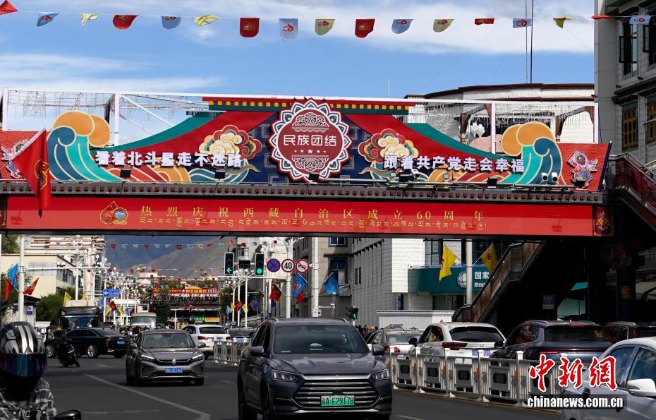 Không khí sôi động tại thành phố Lhasa (Trung Quốc) trước thềm lễ kỷ niệm 60 năm thành lập Khu tự trị Tây Tạng