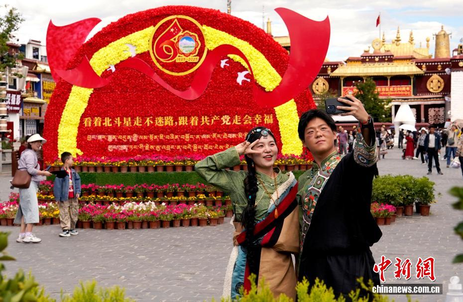 Không khí sôi động tại thành phố Lhasa (Trung Quốc) trước thềm lễ kỷ niệm 60 năm thành lập Khu tự trị Tây Tạng