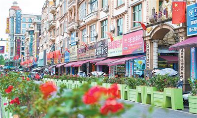 Đường Quốc Kỳ tại thành phố Đông Hưng, Trung Quốc. Ảnh: Nghiêm Lập Chính – phóng viên Nhân Dân nhật báo điện tử.