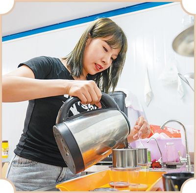 Cô gái Việt Nguyễn Thị Lan Băng đang pha cà phê phin ở phố du lịch – văn hóa Langtaosha – Cầu Bắc Luân 2. Ảnh: Nghiêm Lập Chính – phóng viên Nhân Dân nhật báo điện tử.