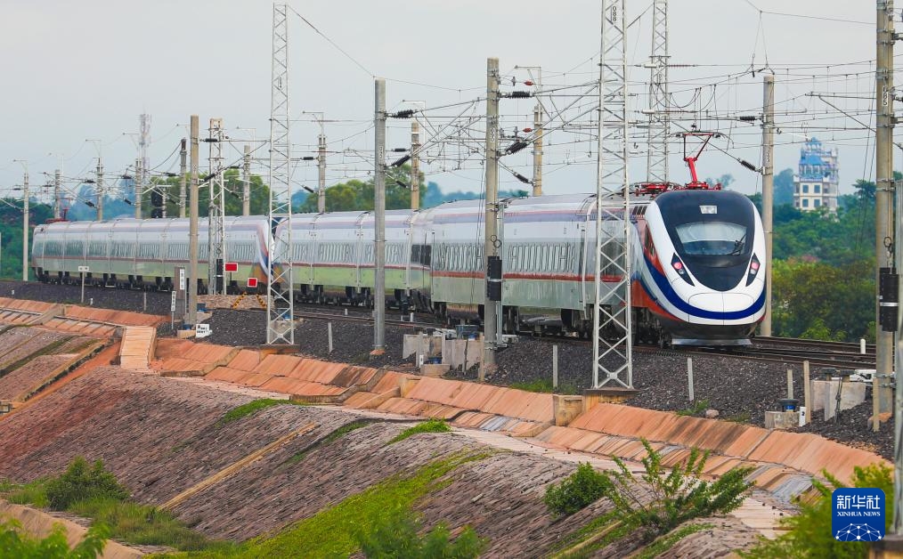 Ngày 3 tháng 12 năm 2024, Chuyến tàu mang tên “Lan Thương” rời ga Viên Chăn trên tuyến đường sắt Trung – Lào tại Viên Chăn, Lào. Theo Tân Hoa xã (Ảnh: Dương Vĩnh Toàn)