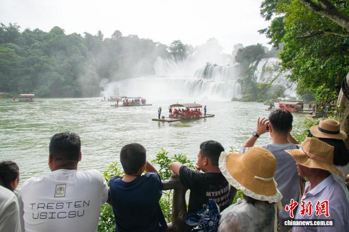 Khách du lịch tham quan và chụp ảnh lưu niệm tại khu thắng cảnh.Ảnh: Trần Quán Ngôn - Phóng viên Chinanews