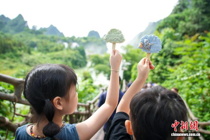 Du lịch cuối hè: Khu hợp tác du lịch xuyên biên giới đầu tiên của Trung Quốc tấp nập du khách