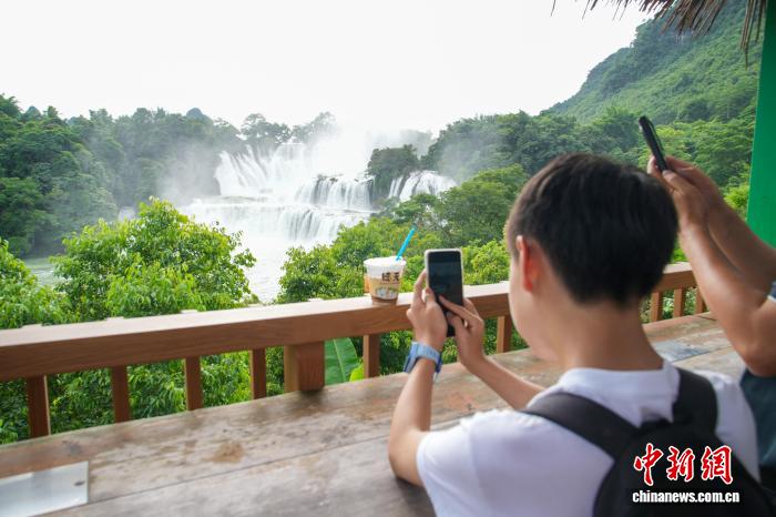 Du lịch cuối hè: Khu hợp tác du lịch xuyên biên giới đầu tiên của Trung Quốc tấp nập du khách