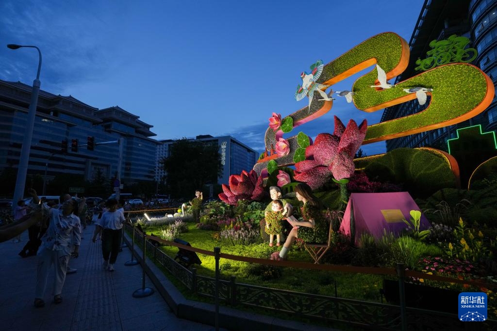 Hoàn thành trang trí đường hoa dọc đại lộ Trường An, Bắc Kinh, Trung Quốc
