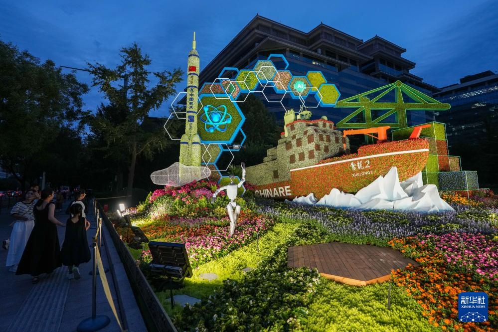 Hoàn thành trang trí đường hoa dọc đại lộ Trường An, Bắc Kinh, Trung Quốc
