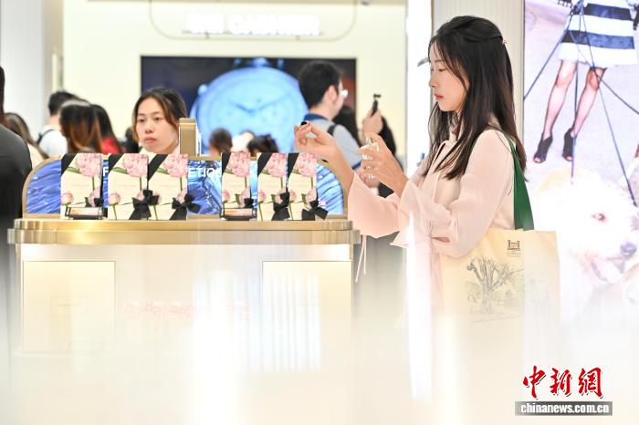 Khai trương cửa hàng miễn thuế đầu tiên trong nội thành Quảng Châu