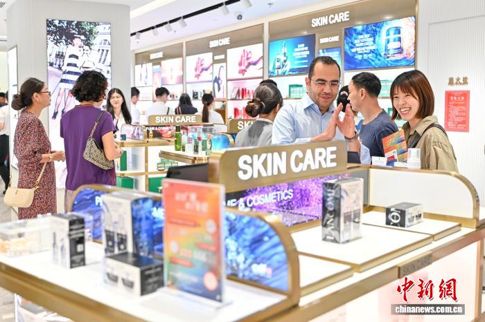 Khai trương cửa hàng miễn thuế đầu tiên trong nội thành Quảng Châu