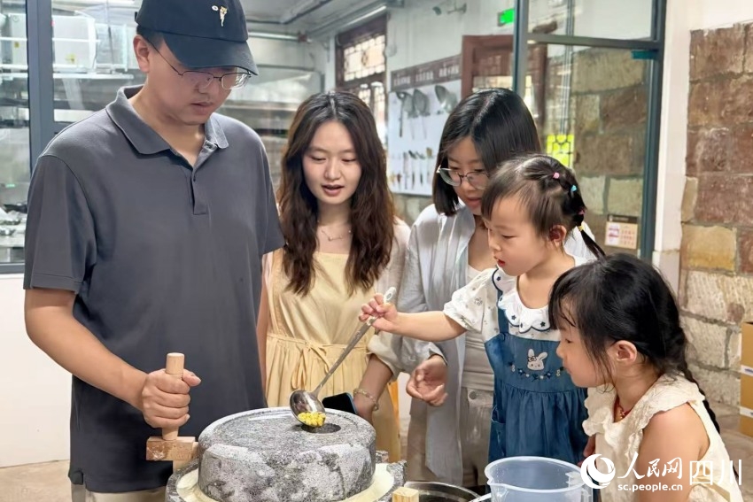 Hành trình Trung Quốc - Cảm nhận sức hút của nghề ủ tương truyền thống thuộc di sản văn hóa phi vật thể Tứ Xuyên