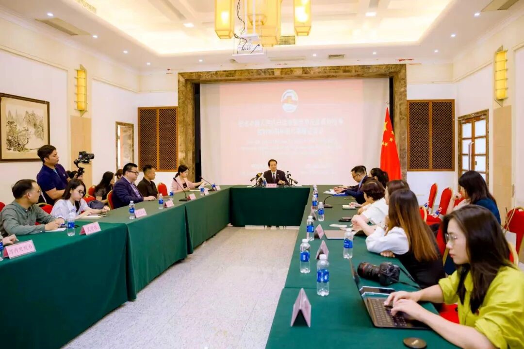 Đại sứ Hà Vĩ trả lời phỏng vấn của các cơ quan báo chí chủ lực hai nước Trung Quốc và Việt Nam. Ảnh do Đại sứ quán Trung Quốc tại Việt Nam cung cấp.