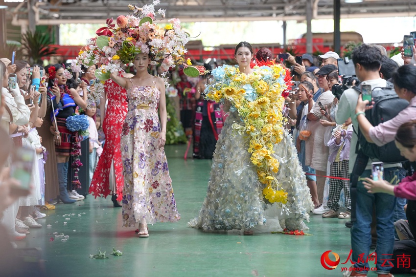 Sân khấu chữ T trong "biển hoa", đặc sắc dân tộc Ngõa tạo sức hút tại Côn Minh