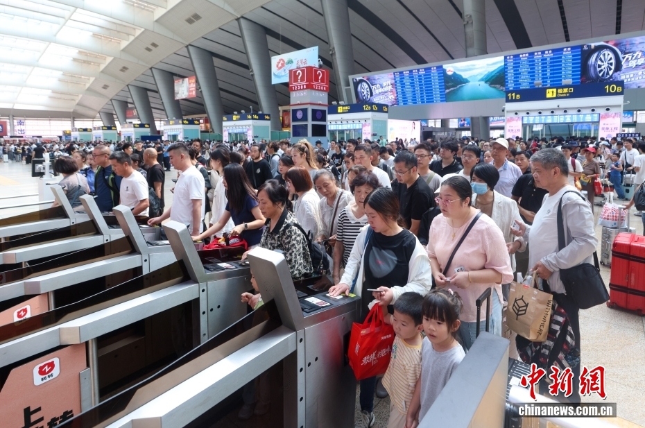 Hành khách làm thủ tục soát vé tại ga Bắc Kinh Nam trong đợt di chuyển mùa hè. Ảnh: Giả Thiên Dũng - Phóng viên Chinanews