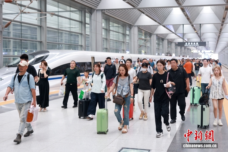 Ngành đường sắt Trung Quốc lập kỷ lục vận chuyển 943 triệu hành khách trong đợt Hè 2025