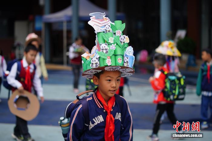 Côn Minh, Vân Nam: Học sinh tiểu học tự thiết kế mũ chào đón năm học mới