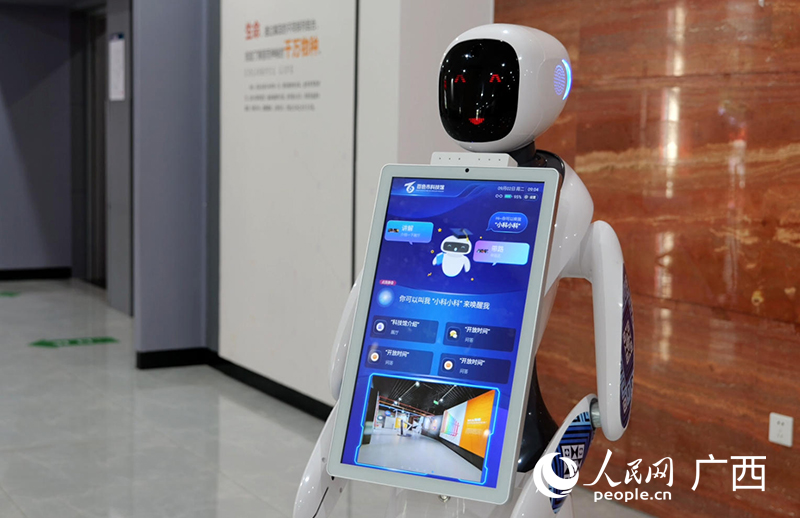 Robot lễ tân thông minh. Ảnh: Lương Chương Huy - Nhân Dân nhật báo điện tử