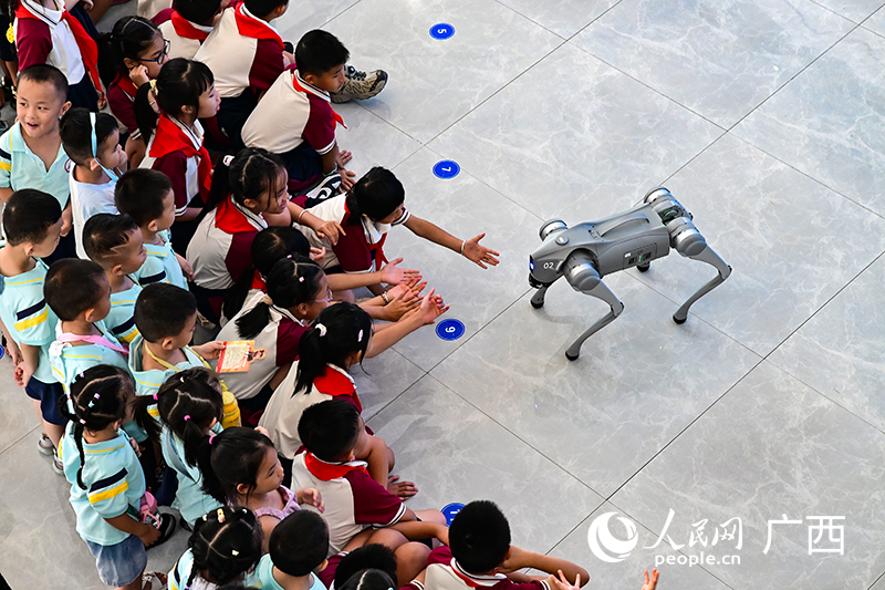 Chương trình phổ cập khoa học Quảng Tây trong khuôn khổ Tháng phổ cập khoa học toàn quốc Trung Quốc. Ảnh: Lôi Kỳ Thuân – Nhân Dân nhật báo điện tử