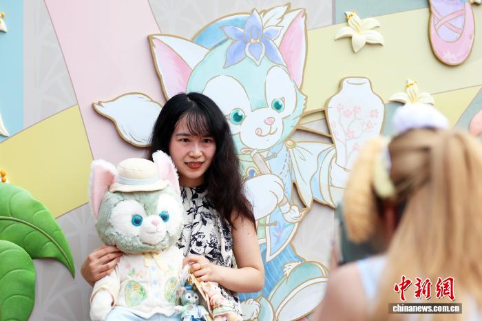Ngày 7 tháng 9, khách du lịch chụp ảnh lưu niệm trước bức tường tương tác.Ảnh: Thang Ngạn Tuấn - Phóng viên Chinanews