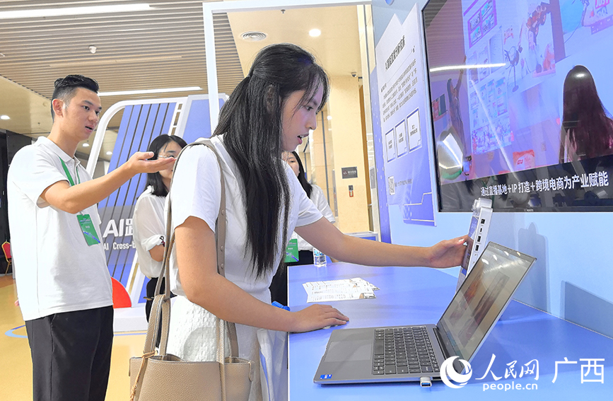 Khách tham quan trải nghiệm thiết bị livestream thông minh mới. Ảnh: Phó Hoa Chu - Nhân Dân nhật báo điện tử