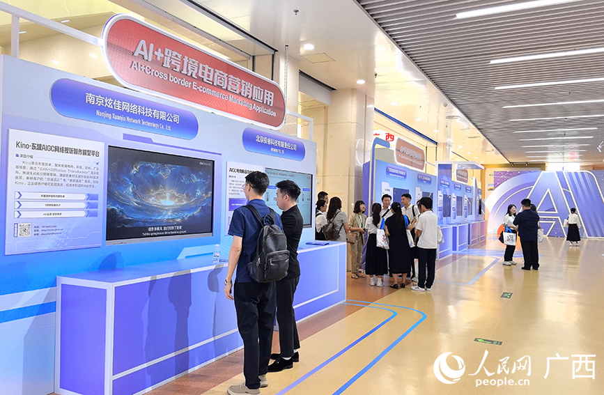 Khách tham quan tương tác và trao đổi tại sự kiện. Ảnh: Phó Hoa Chu - Nhân Dân nhật báo điện tử