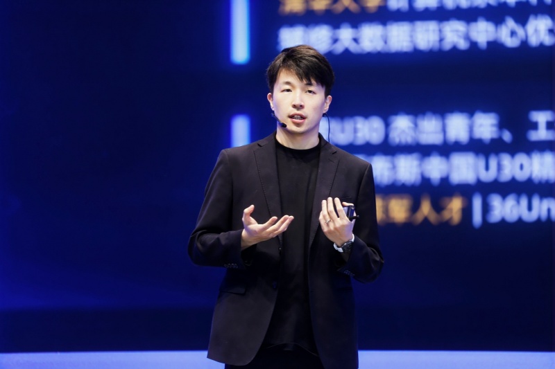 Người sáng lập Công ty TNHH Công nghệ Infimind Bắc Kinh Võ Bân giới thiệu thành quả dự án. Ảnh do ban tổ chức cung cấp