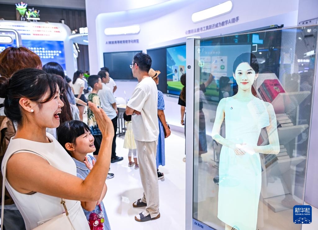 Cảm nhận cuộc sống công nghệ tại Hội chợ Triển lãm ngành Công nghiệp Thông minh Thế giới 2025