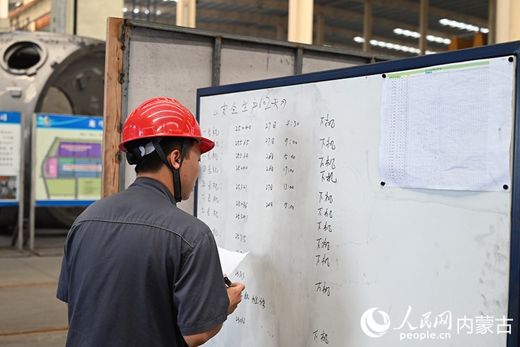 Công nhân ghi chép thời gian sản xuất an toàn của các thiết bị lên bảng thông báo. Ảnh: Lưu Nghệ Lâm - phóng viên Nhân Dân nhật báo điện tử