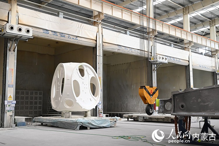 Moay-ơ điện gió sau khi được sơn phủ. Ảnh: Lưu Nghệ Lâm - phóng viên Nhân Dân nhật báo điện tử