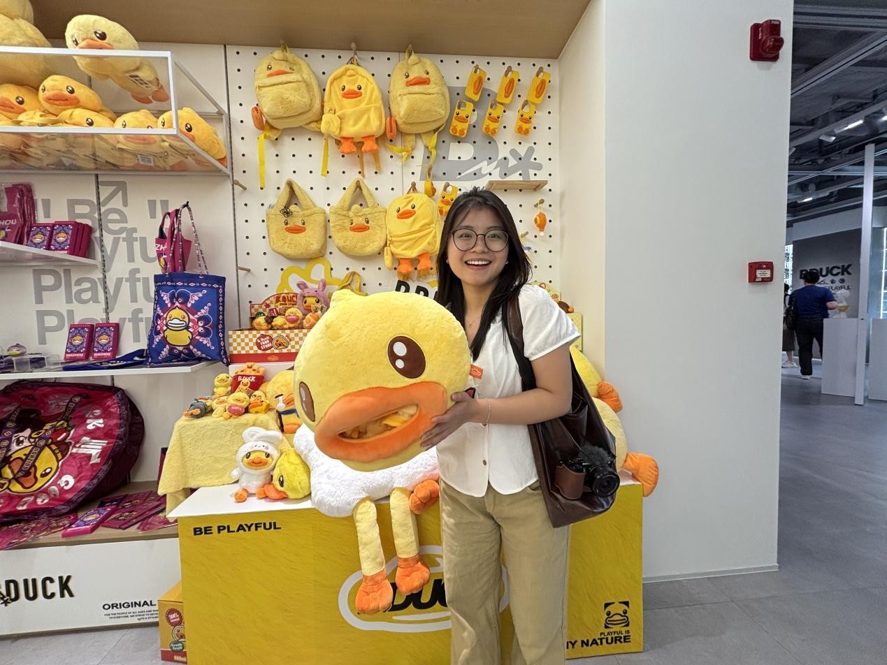 Biên tập viên người Việt của Nhân Dân nhật báo điện tử chụp ảnh với các sản phẩm B.Duck. Ảnh Chu Cuẩm Giai  - Nhân Dân nhật báo điện tử