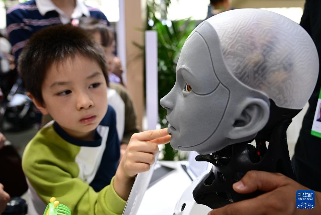 Robot thể hiện tài năng tại Hội nghị Sản xuất Thế giới 2025