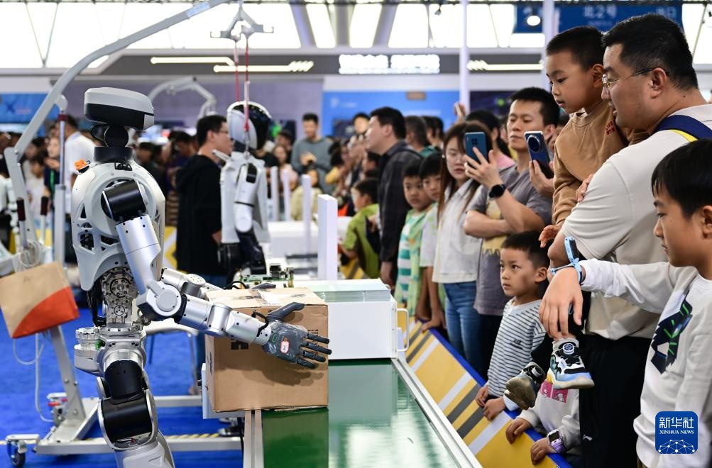 Robot thể hiện tài năng tại Hội nghị Sản xuất Thế giới 2025