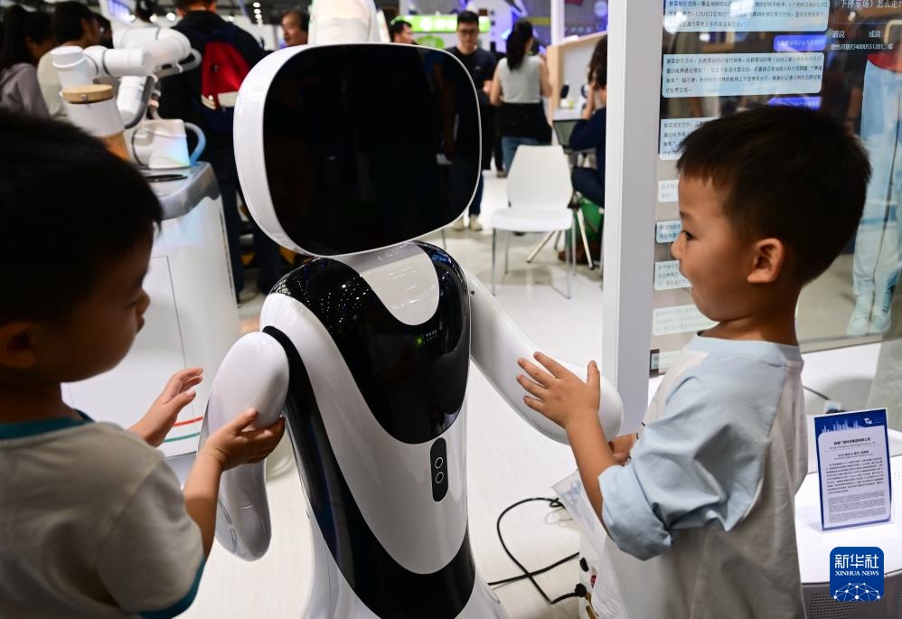 Robot thể hiện tài năng tại Hội nghị Sản xuất Thế giới 2025